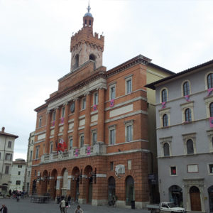 Cosa vedere a Foligno, municipio e Palazzo Orfini con Museo della Stampa
